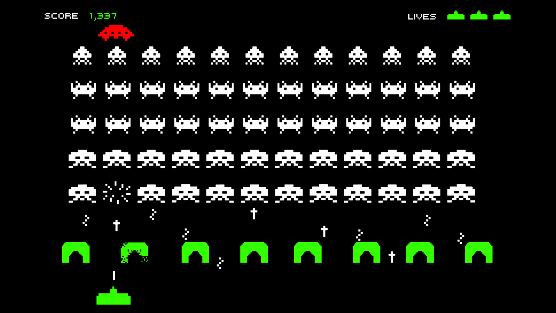 Captura de pantalla del video juego space invaders donde se aprecian naves enemigas, la nave amiga, marcadores de vidas y puntuación, proyectiles amigos y enemigos y las defensas de la nave.
